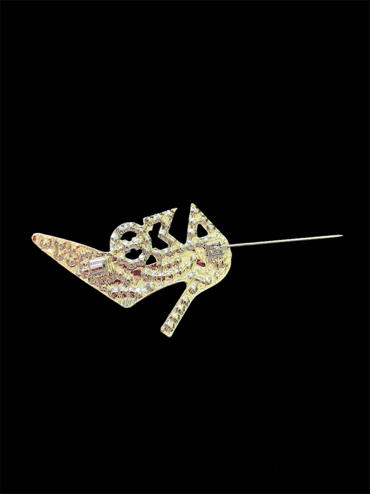 DST Heel Brooch